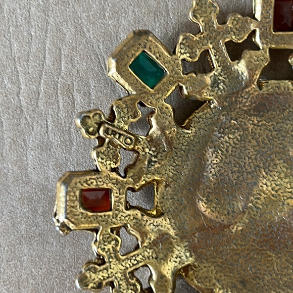 VTG Coin Medallion Pendant, gold color with rhinestones and resin stones - Picture 5 of 7